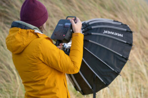 Camera assistant holding the Neewer Q4 flash